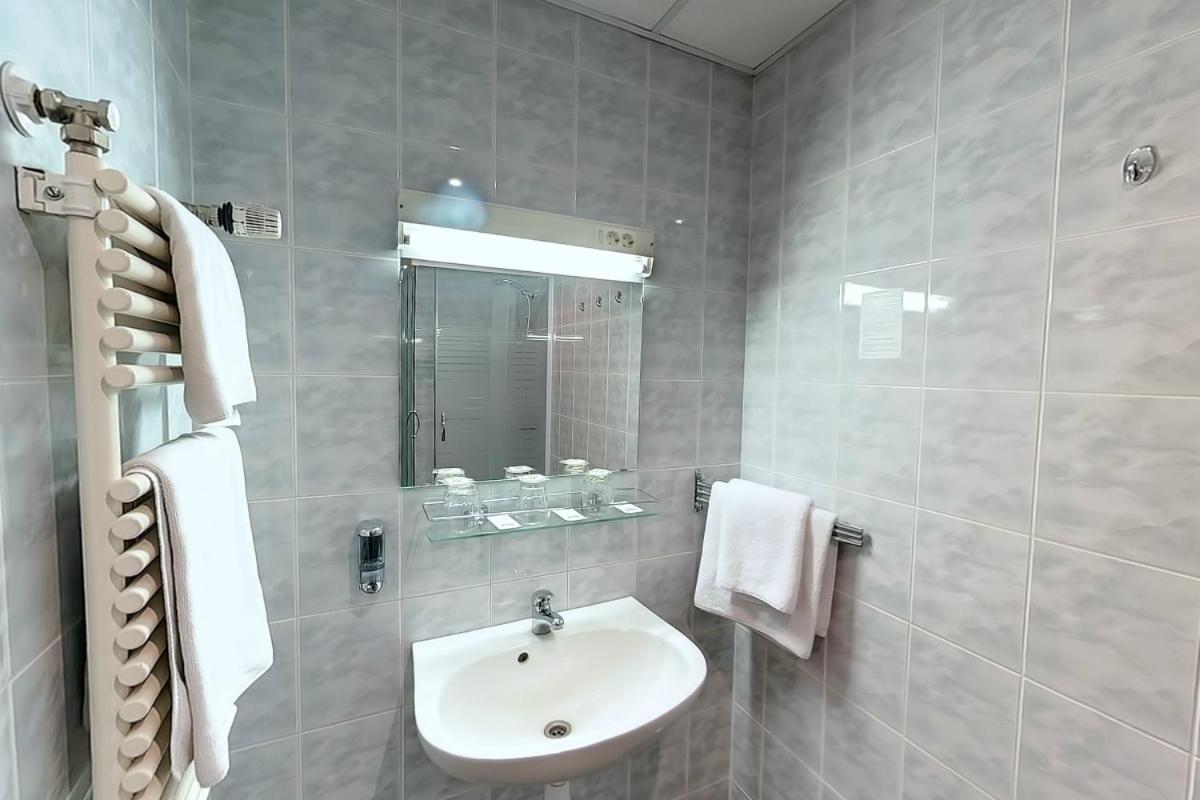 Klub Hotel Dunaújváros Habitación foto