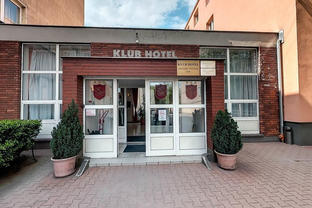 Klub Hotel Dunaújváros Exterior foto